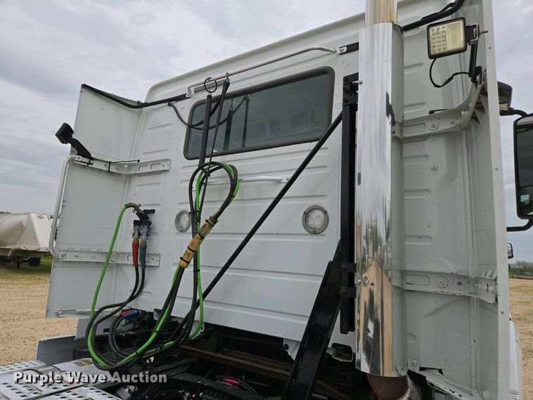 image for item EJ7482 2018 Volvo VNL semi truck