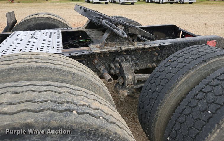 image for item EJ7482 2018 Volvo VNL semi truck