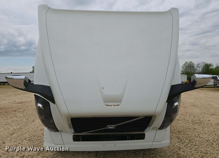 image for item EJ7482 2018 Volvo VNL semi truck