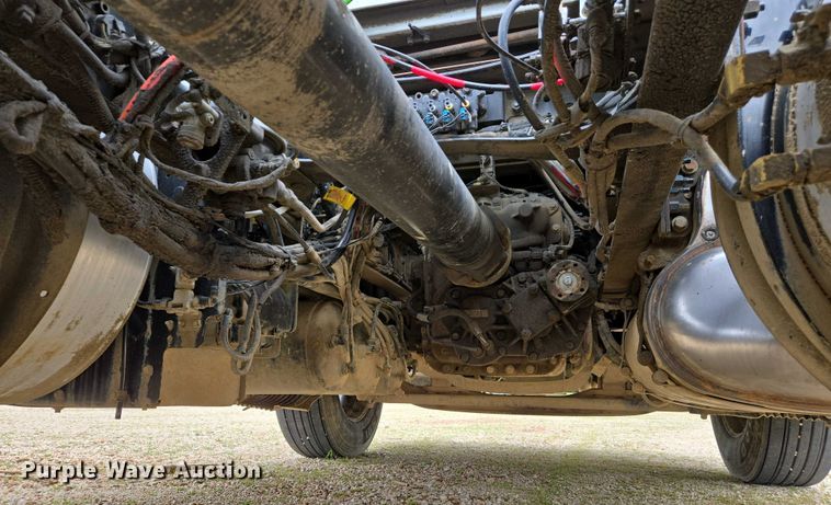 image for item EJ7482 2018 Volvo VNL semi truck