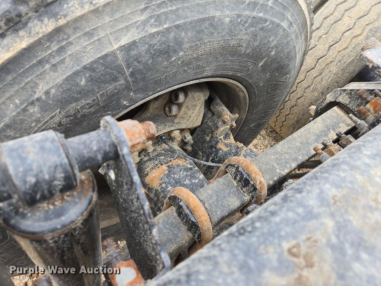 image for item EJ7482 2018 Volvo VNL semi truck