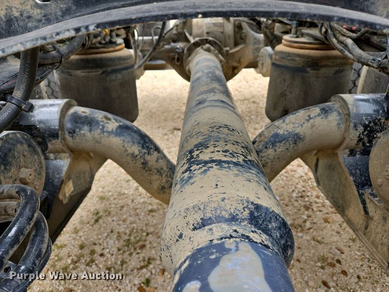 image for item EJ7482 2018 Volvo VNL semi truck