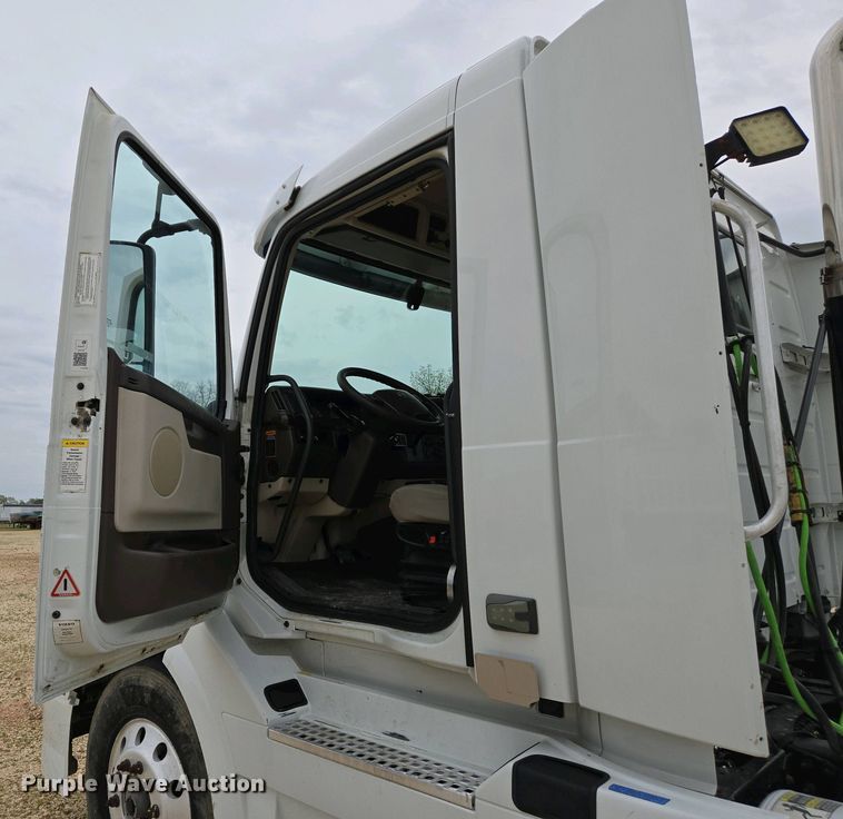image for item EJ7482 2018 Volvo VNL semi truck