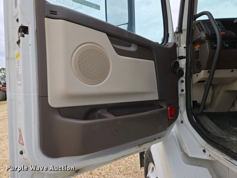 image for item EJ7482 2018 Volvo VNL semi truck