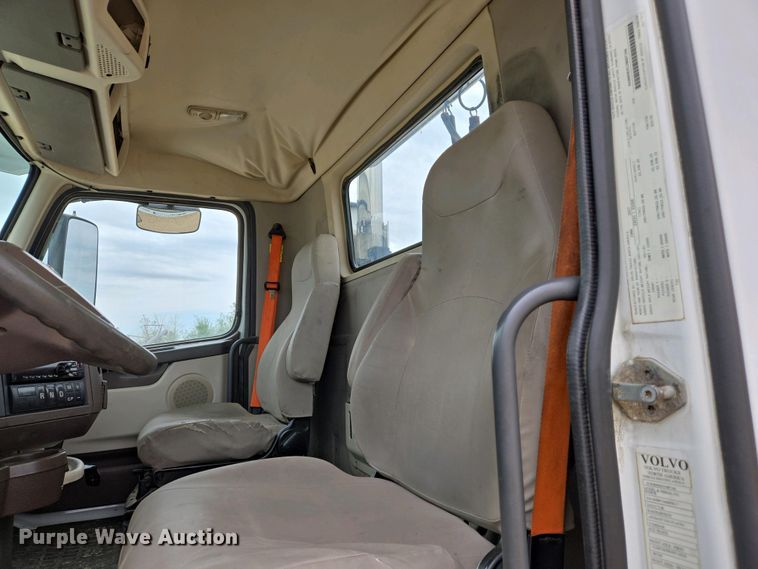 image for item EJ7482 2018 Volvo VNL semi truck