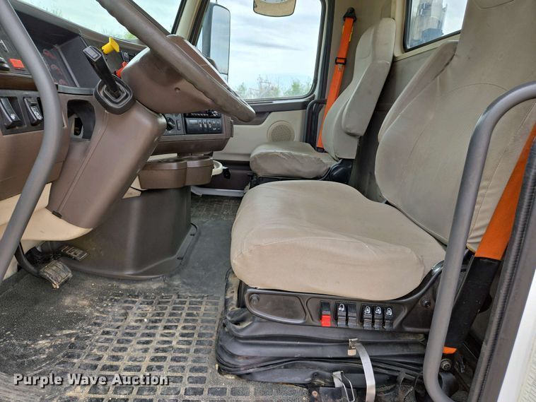 image for item EJ7482 2018 Volvo VNL semi truck