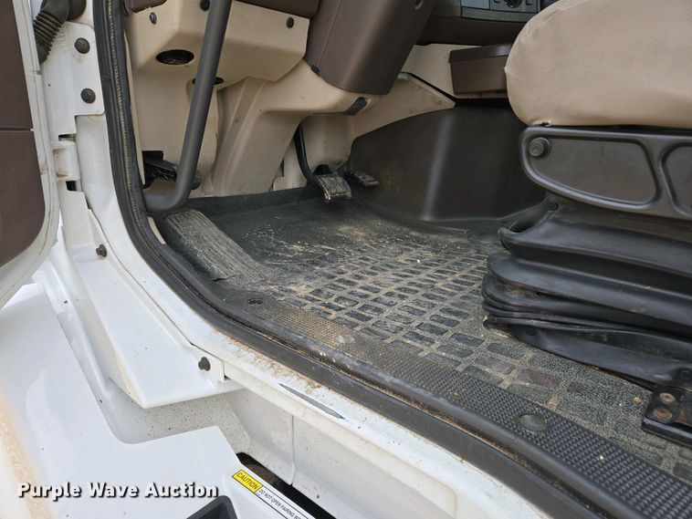 image for item EJ7482 2018 Volvo VNL semi truck