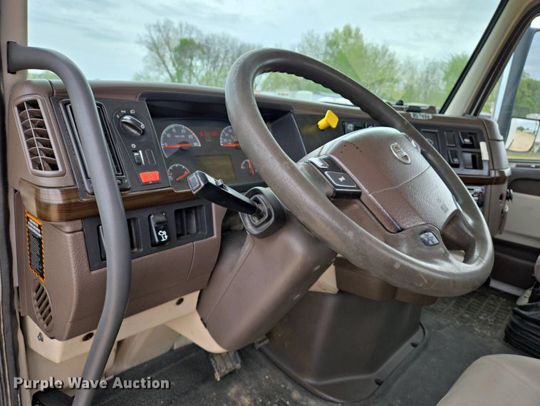 image for item EJ7482 2018 Volvo VNL semi truck