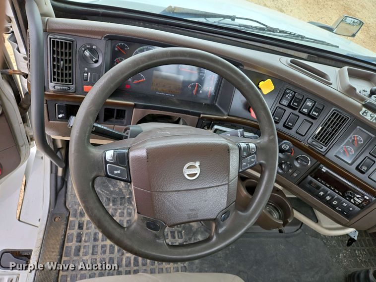 image for item EJ7482 2018 Volvo VNL semi truck