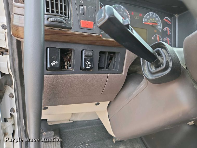 image for item EJ7482 2018 Volvo VNL semi truck