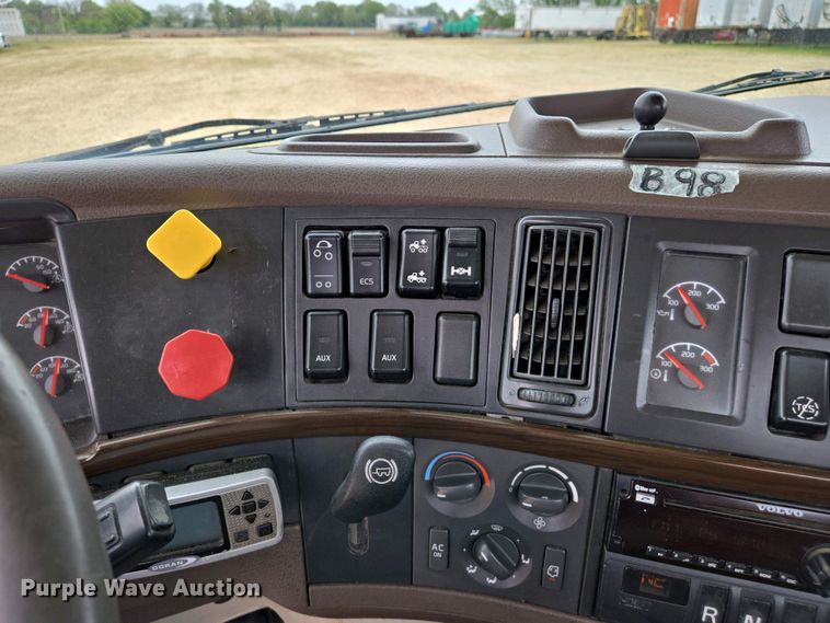 image for item EJ7482 2018 Volvo VNL semi truck