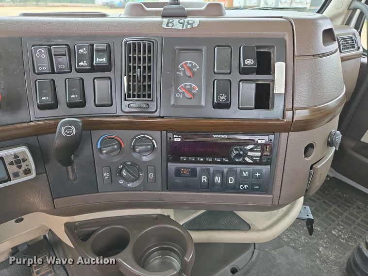 image for item EJ7482 2018 Volvo VNL semi truck