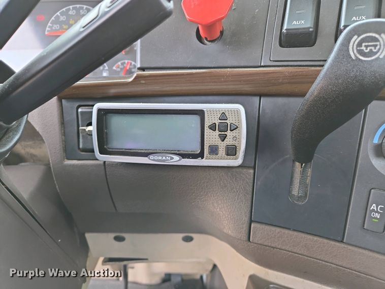 image for item EJ7482 2018 Volvo VNL semi truck