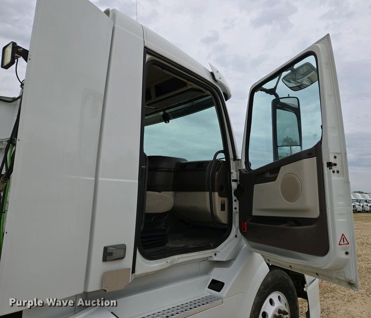 image for item EJ7482 2018 Volvo VNL semi truck