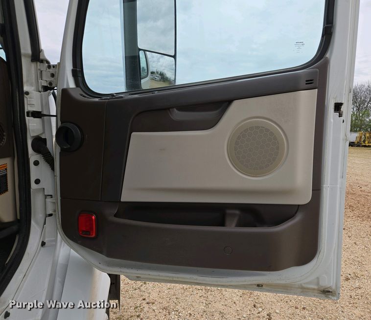 image for item EJ7482 2018 Volvo VNL semi truck