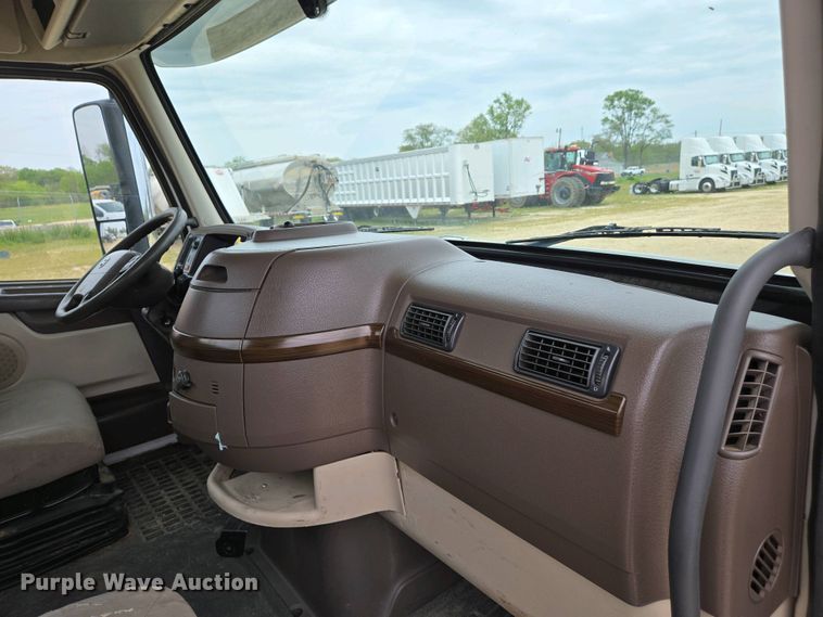 image for item EJ7482 2018 Volvo VNL semi truck