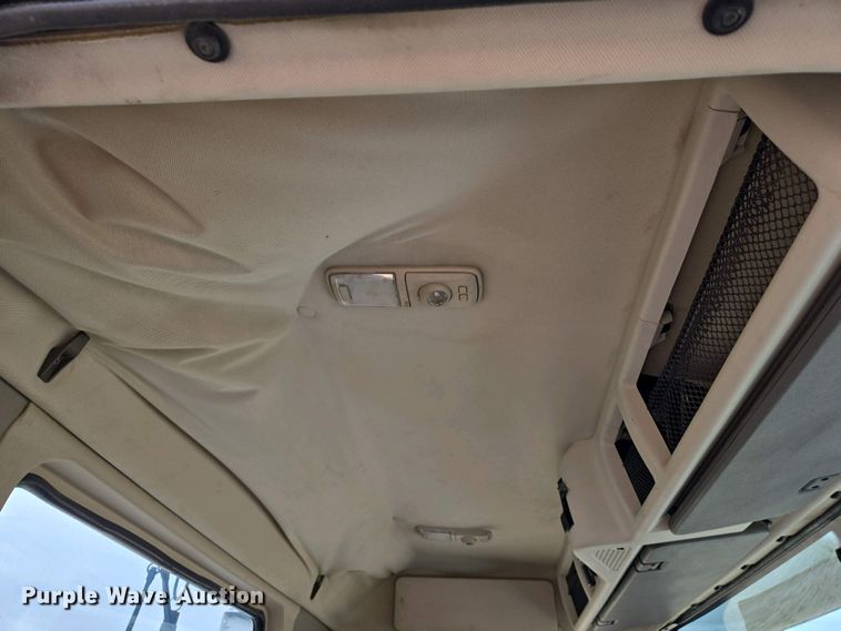 image for item EJ7482 2018 Volvo VNL semi truck