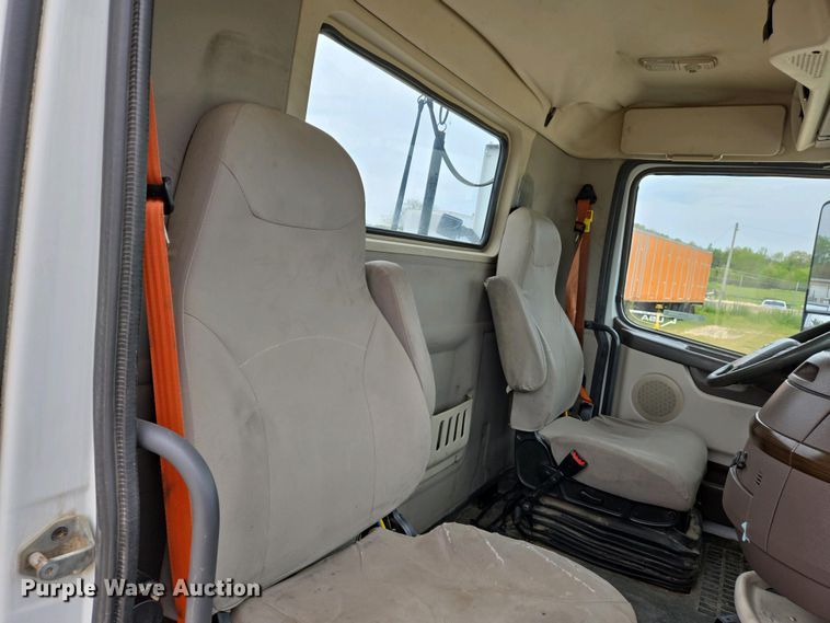 image for item EJ7482 2018 Volvo VNL semi truck