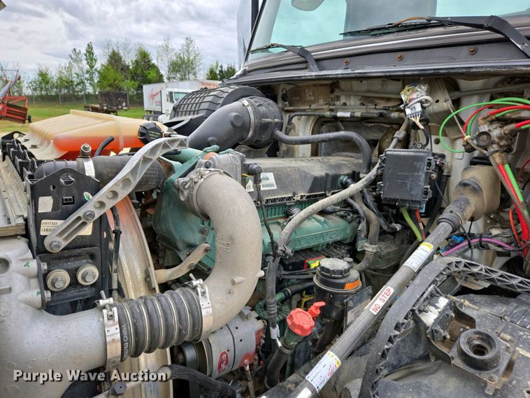 image for item EJ7482 2018 Volvo VNL semi truck