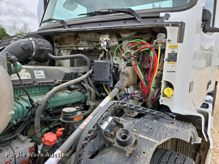 image for item EJ7482 2018 Volvo VNL semi truck