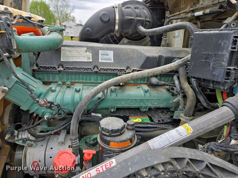 image for item EJ7482 2018 Volvo VNL semi truck