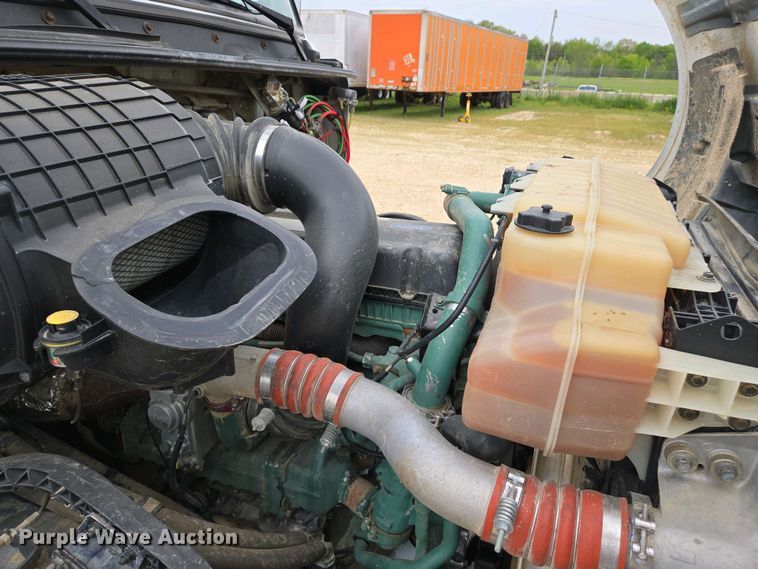 image for item EJ7482 2018 Volvo VNL semi truck