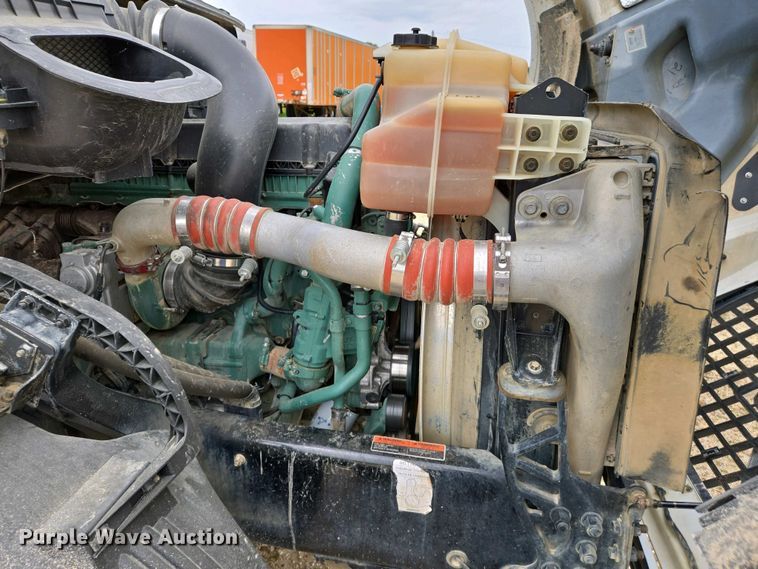 image for item EJ7482 2018 Volvo VNL semi truck