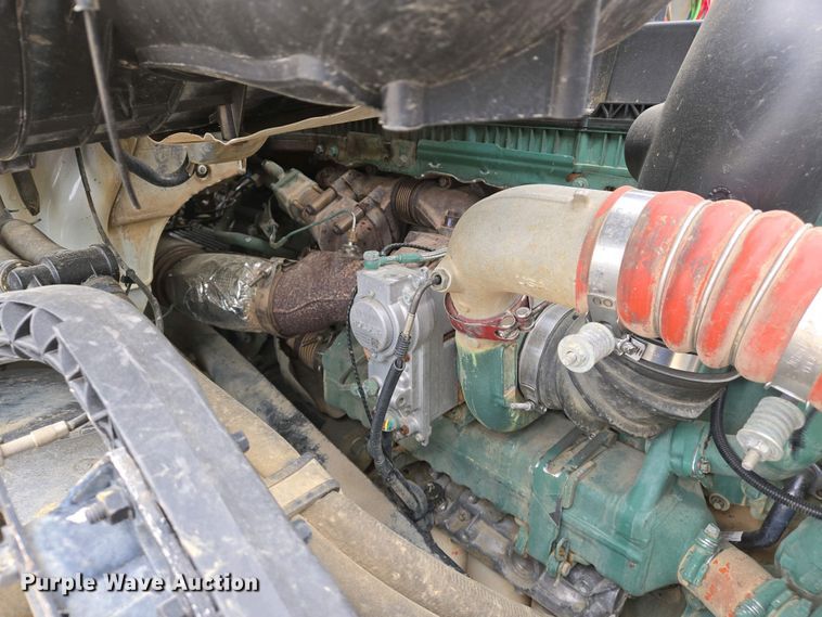 image for item EJ7482 2018 Volvo VNL semi truck