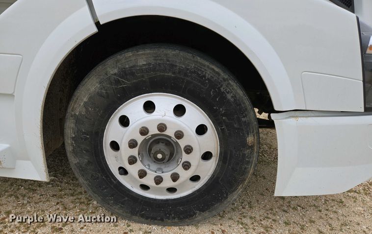 image for item EJ7482 2018 Volvo VNL semi truck