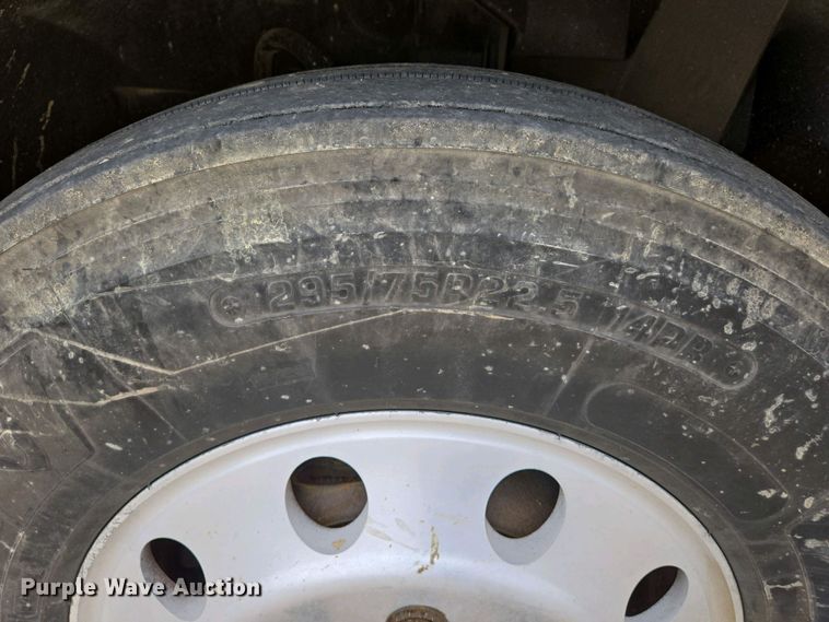 image for item EJ7482 2018 Volvo VNL semi truck