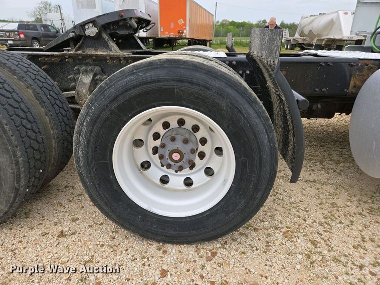 image for item EJ7482 2018 Volvo VNL semi truck