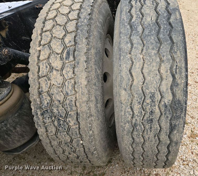 image for item EJ7482 2018 Volvo VNL semi truck