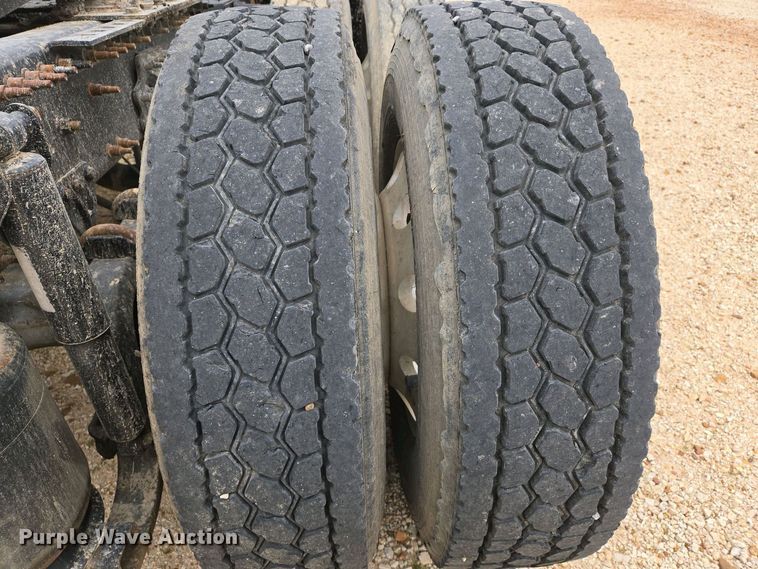 image for item EJ7482 2018 Volvo VNL semi truck