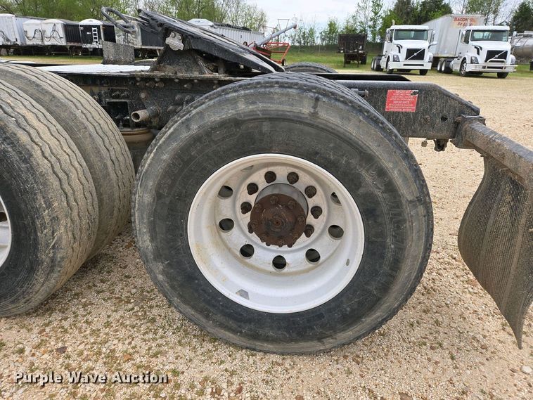 image for item EJ7482 2018 Volvo VNL semi truck