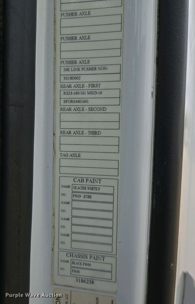 image for item EJ7482 2018 Volvo VNL semi truck