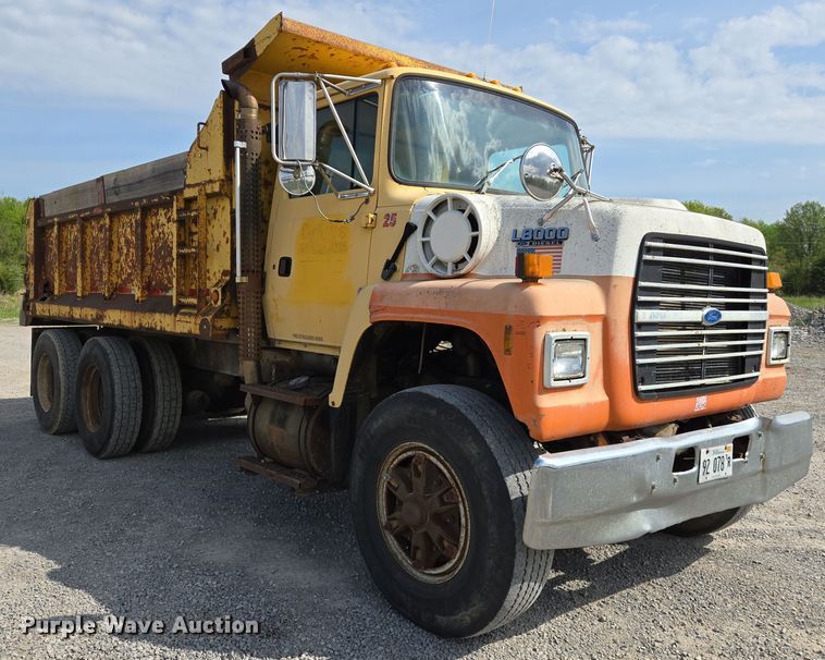 image for item EJ7514 1993 Ford LNT8000 dump truck