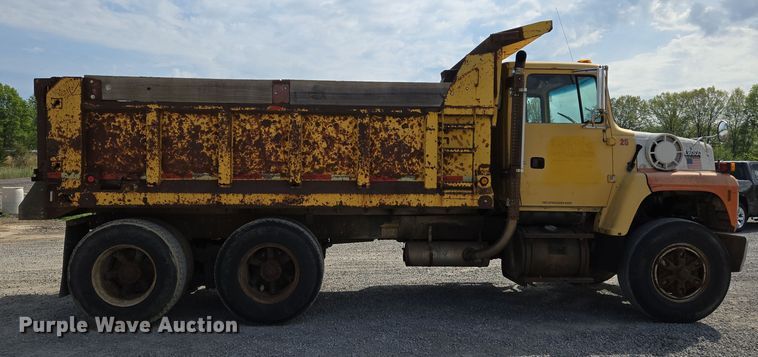 image for item EJ7514 1993 Ford LNT8000 dump truck