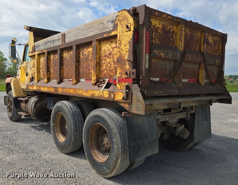 image for item EJ7514 1993 Ford LNT8000 dump truck