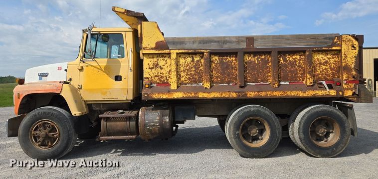 image for item EJ7514 1993 Ford LNT8000 dump truck