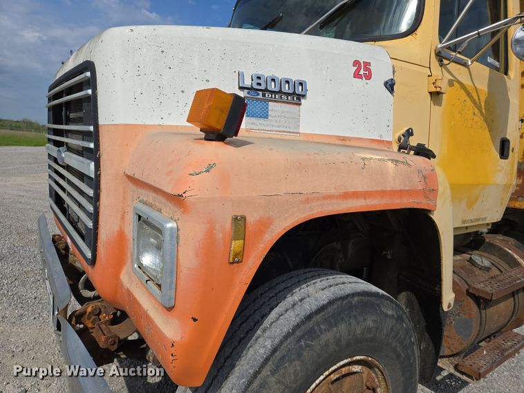 image for item EJ7514 1993 Ford LNT8000 dump truck