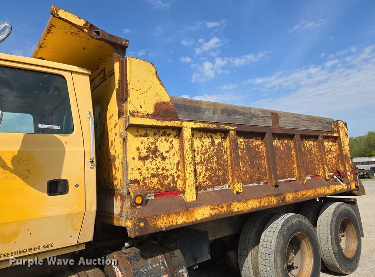 image for item EJ7514 1993 Ford LNT8000 dump truck