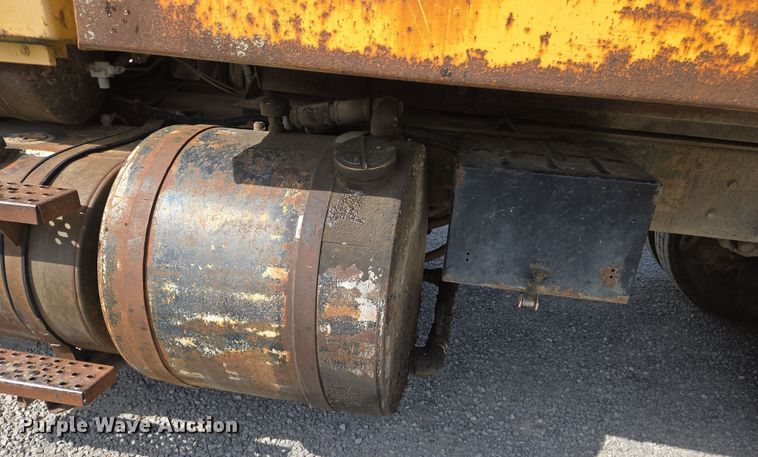 image for item EJ7514 1993 Ford LNT8000 dump truck