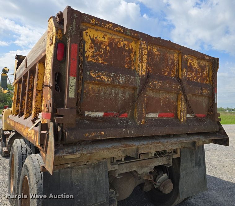 image for item EJ7514 1993 Ford LNT8000 dump truck