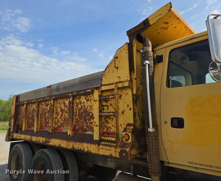 image for item EJ7514 1993 Ford LNT8000 dump truck
