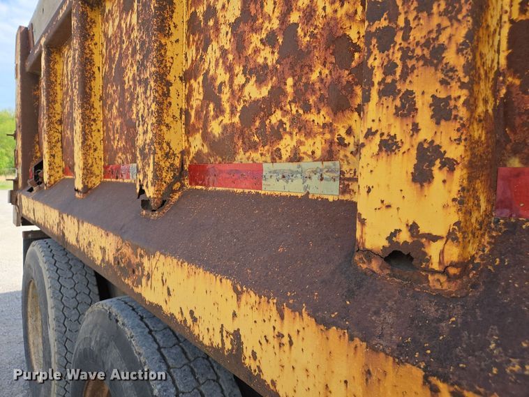 image for item EJ7514 1993 Ford LNT8000 dump truck