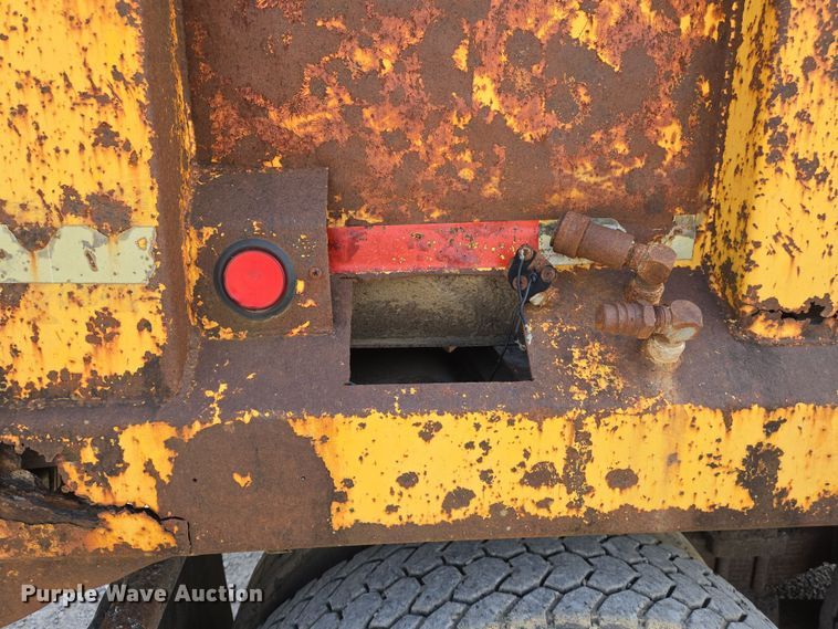 image for item EJ7514 1993 Ford LNT8000 dump truck