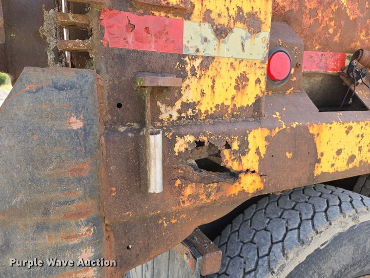 image for item EJ7514 1993 Ford LNT8000 dump truck