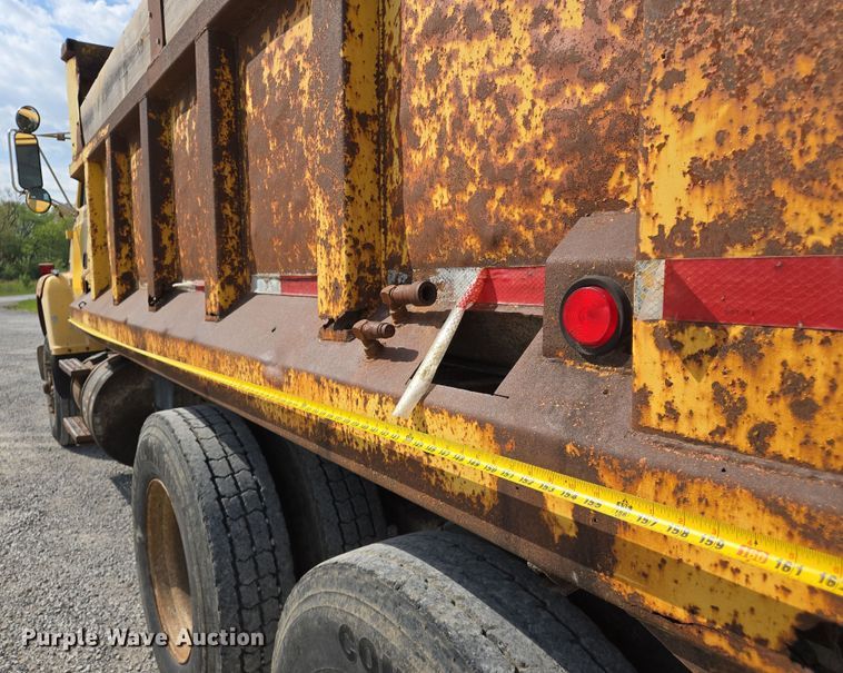 image for item EJ7514 1993 Ford LNT8000 dump truck