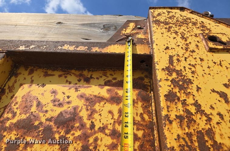 image for item EJ7514 1993 Ford LNT8000 dump truck