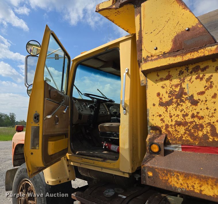 image for item EJ7514 1993 Ford LNT8000 dump truck